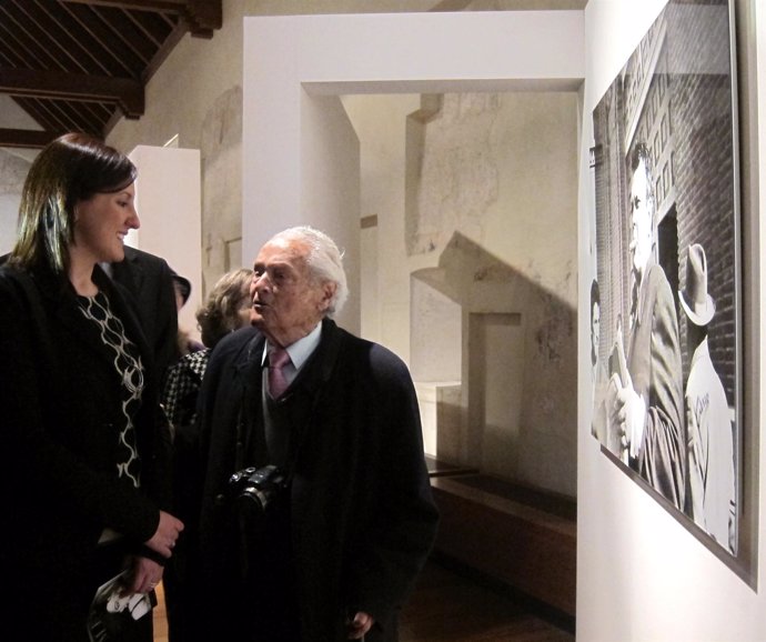 La consellera María José Català junto al fotógrafo 'Canito'