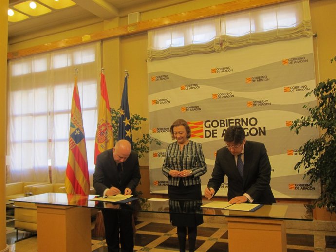 Rudi preside la firma entre  KPMG y el Gobierno de Aragón.