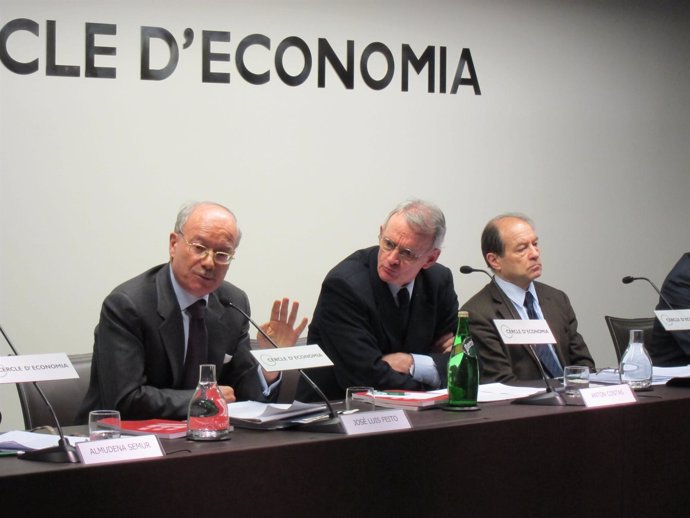 J.L.Feito (pte IEE), A.Costas (Círculo de Economía) y J.Trigo (dtor gral IEE)
