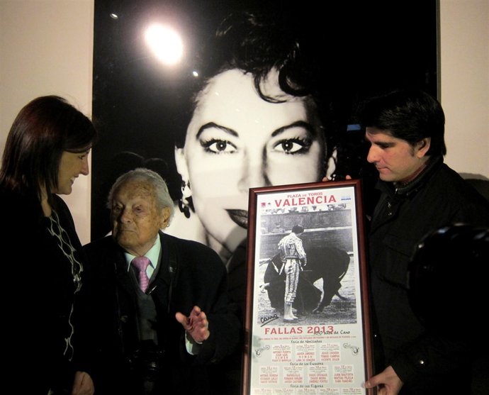 El veterano fotógrafo 'Canito' ante una imagen de Ava Gardner 