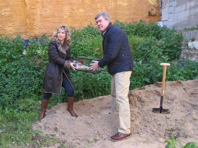 Fernández de Moya y Cárdenas colocan la primera piedra de una promoción de casas