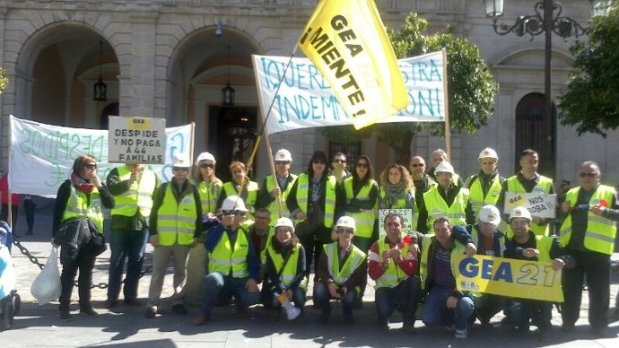 Trabajadores despedidos de GEA 21 se concentran ante el Ayuntamiento de Sevilla