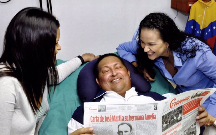 Hugo Chávez junto a sus hijas en Cuba
