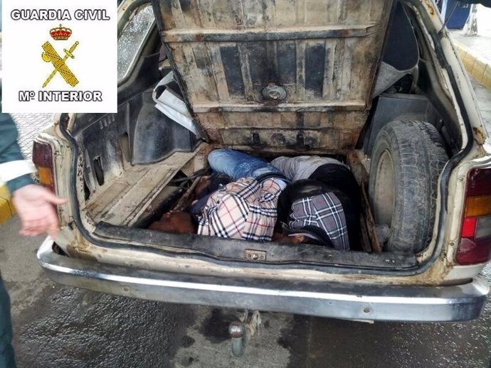 Dos inmigrantes en un doble fondo de un vehículo en Melilla