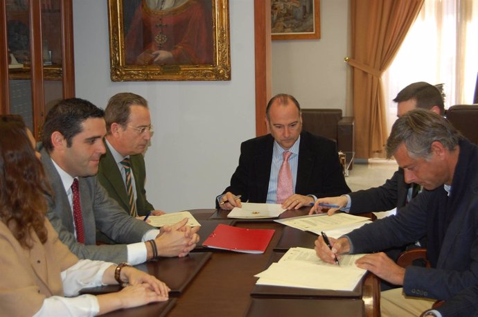 El alcalde de Almería firma convenio con hoteleros