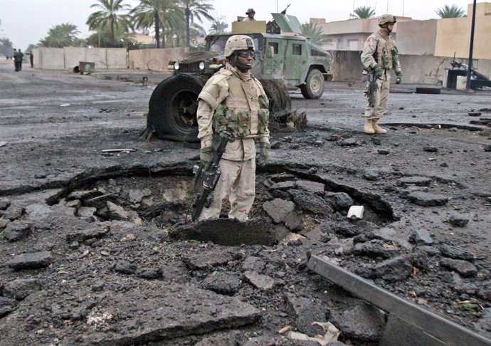 Soldados de EEUU tras la explosión de una bomba en Bagdad en 2004