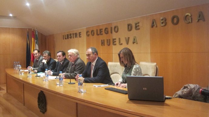 Profesionales de la justicia en unas jornadas sobre menores en Huelva.