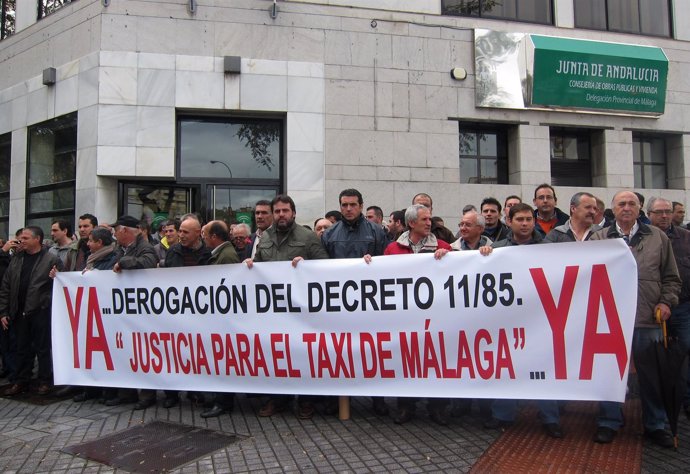 Taxistas de Málaga protestan ante la Consejería de Fomento y Vivienda
