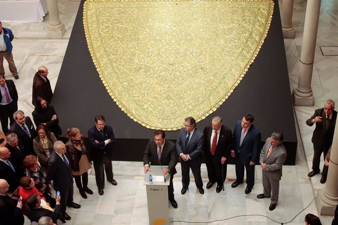 Inauguración de la muestra sobre la restauración del manto tisú de la Macarena