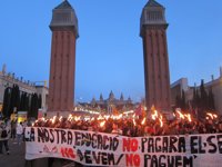 Marcha con antorchas en defensa de la educación pública en Barcelona