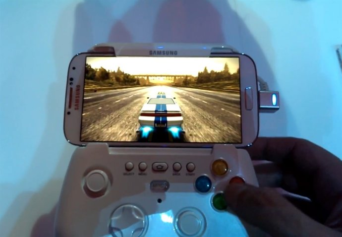 Juego Need for Speed: Most Wanted para móviles con el controlador de Samsung