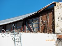 El viento derrumba un muro del auditorio de Tembleque (Toledo)