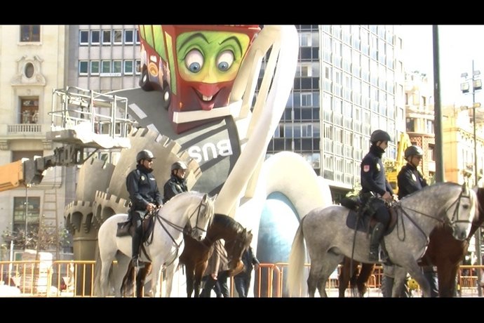 Agentes de Policía vigilan en fallas