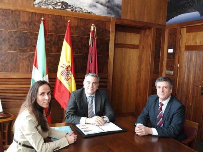 Javier de Andrés con los representantes de Ausarki e Hirukide.
