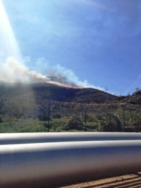 Emergencias solicita medios aéreos al Estado y Valencia ante incendio forestal próximo a refinería Escombreras