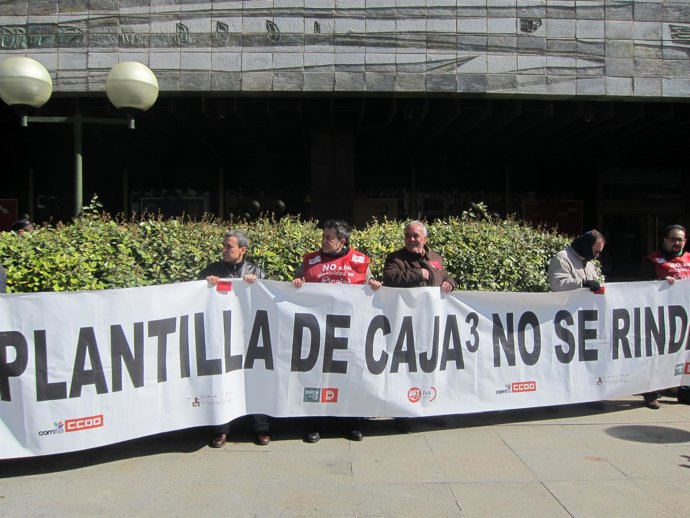 Concentración de los trabajadores de Caja3 frente a la sede de Ibercaja.