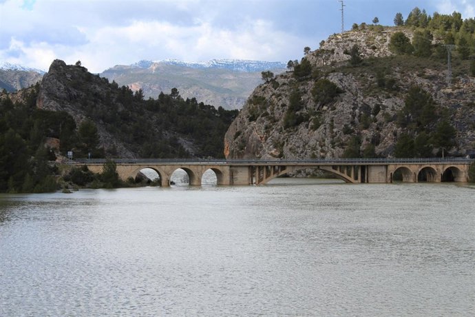 Puente del rio Tus