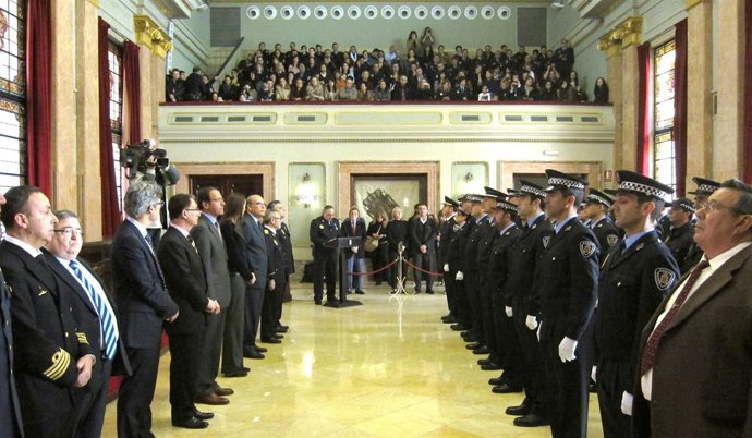 Más de medio centenar de agentes de la Policía Local reciben un homenaje 
