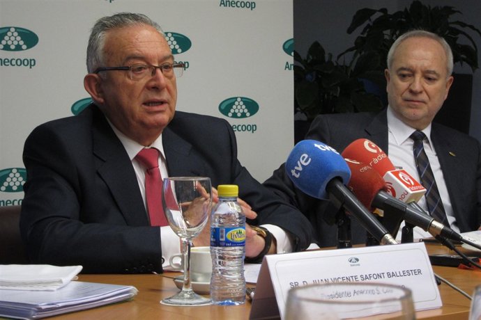 El presidente de Anecoop, Juan Safont, junto a su director general, Joan Mir.