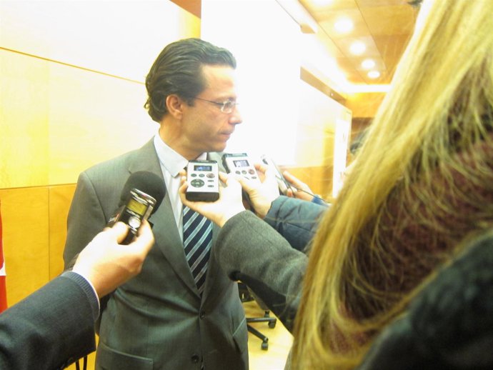 Lasquetty atiende a los medios de comunicación