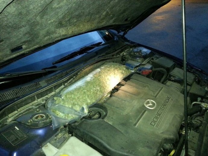 Marihuana encontrada por la Ertzaintza en el motor de un coche