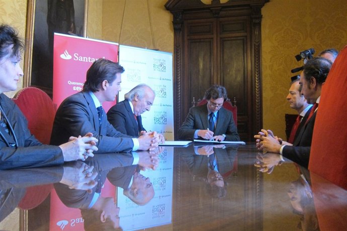 Mateo Isern firmando un convenio con Antonio Escámez