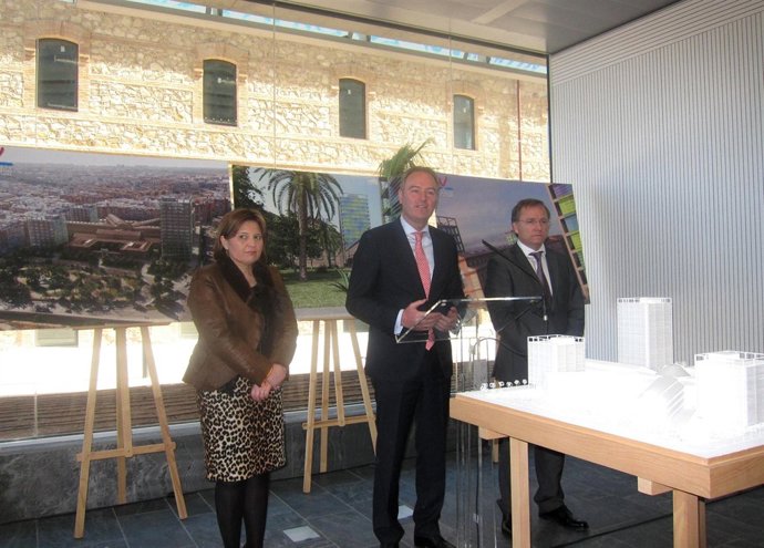 Alberto Fabra durante su intervención tras la visita al complejo 9 d'Octubre