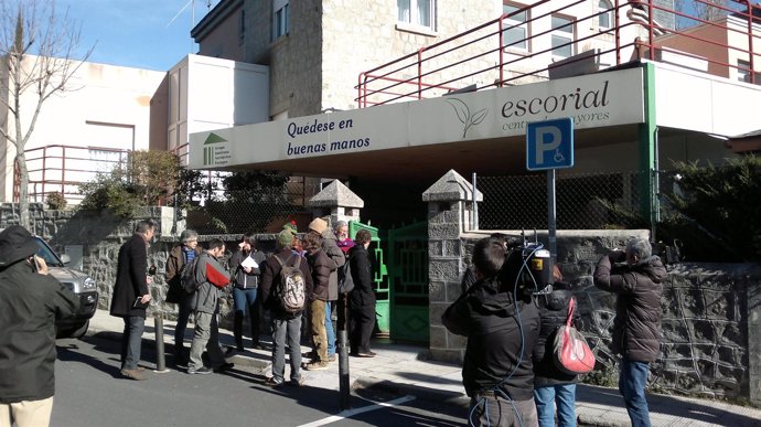 Momento del desalojo de la residencia de ancianos