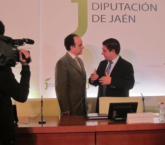 Rodríguez y Reyes conversan antes de firmar el acuerdo sobre turismo.
