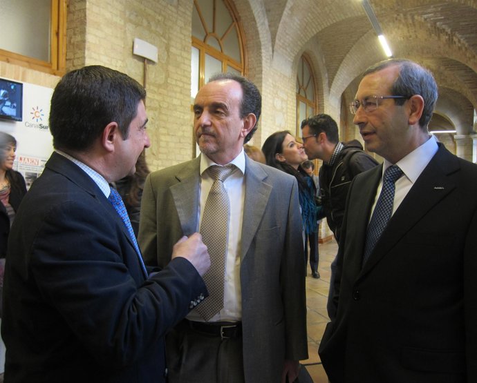 Rodríguez, antes de la firma de la rueda de prensa, con Reyes y Sáez.