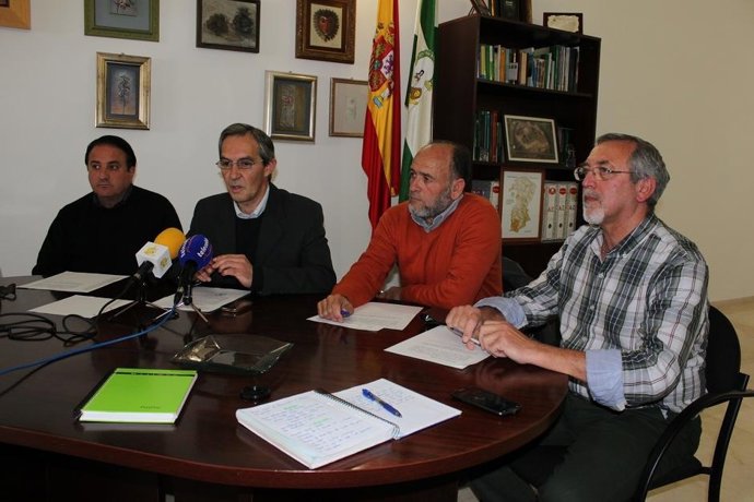 El alcalde de Lora con ediles de los partidos del paco.