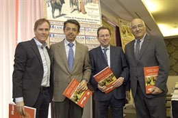 Enrique Romero y el equipo de 'Toros para todos' recien un homanaje