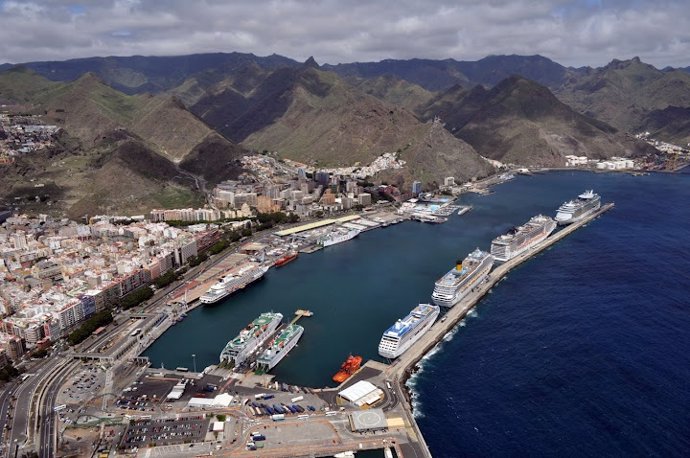 Cruceros en el puerto de Santa Cruz de Tenerife