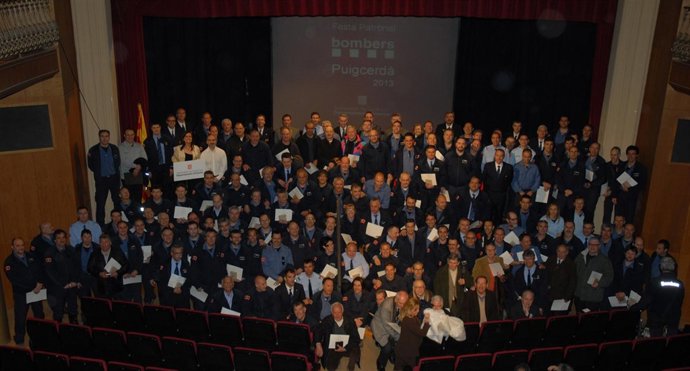 Entrega de medallas de honor a bomberos veteranos