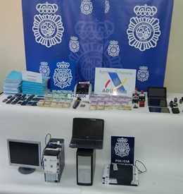 Dinero, ordenadores y demás material intervenido por la Policía 