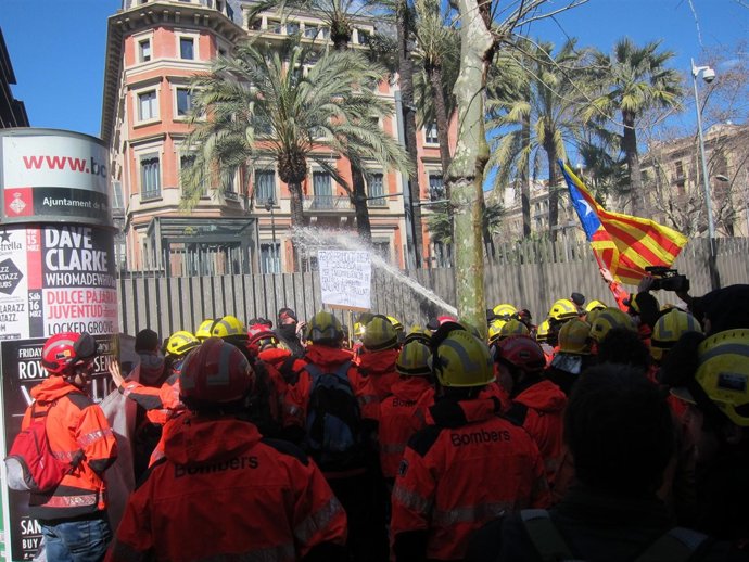 Bomberos tirando espuma en una protesta en Interior