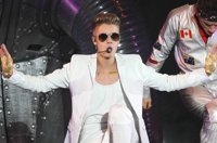 La consejera catalana de Enseñanza cree que "el sistema falla" cuando los fans de Bieber hacen cola en horario lectivo