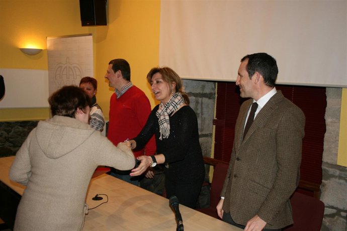 Esther Díaz entrega a una adjudicataria las llaves de una vivienda.