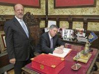 De los Mozos pide en el Libro de Honor de Valladolid "que no llueva" durante las celebraciones de Pasión