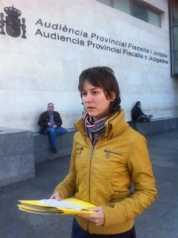 Marina Albiol momentos antes de entregar nueva documentación al fiscal