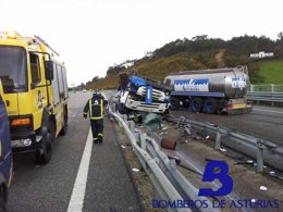 Camión accidentado en la A-8, a la altura de Valdés.