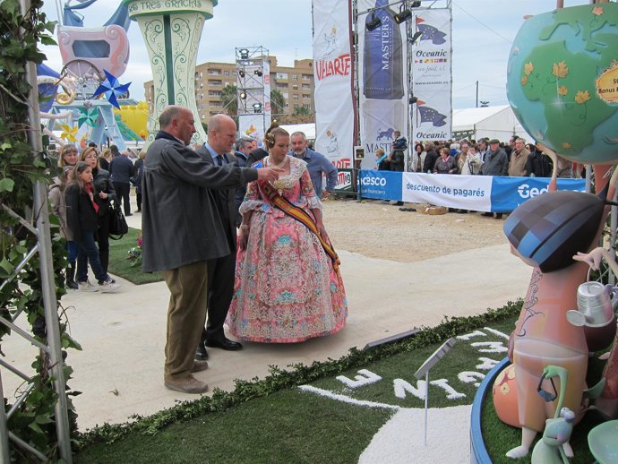 Buch junto a Armiñana y la fallera mayor de Nou Campanar