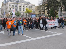 Trabajadores de la fábrica de armas se manifiestan por Oviedo.