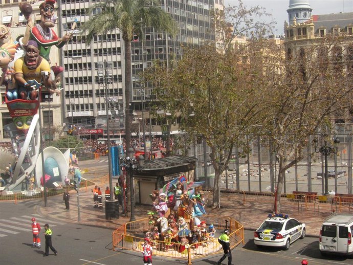 La falla municipal (i) y la mascletà dispuesta antes del disparo de este sábado