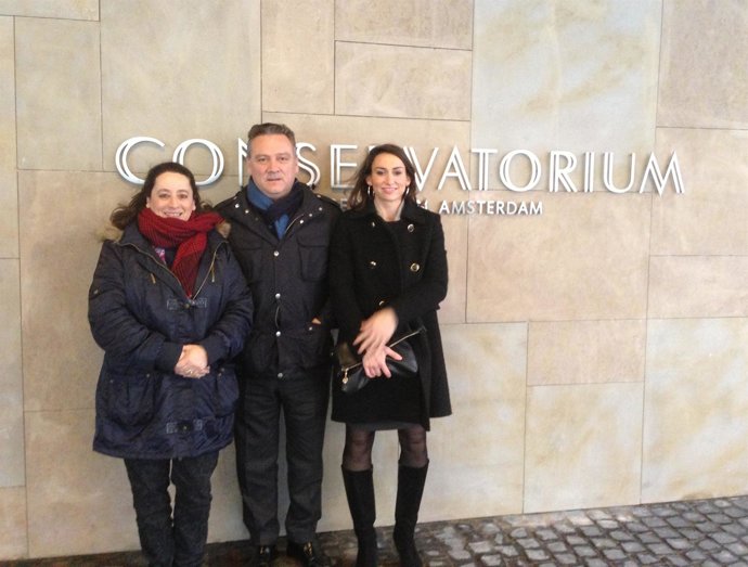 Alfredo Prada con las dirigentes del PP en los Países Bajos