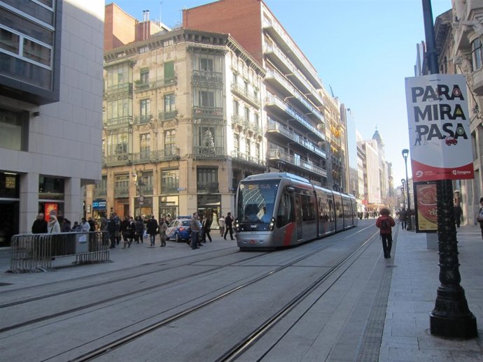 Tranvía a su paso por el Coso de Zaragoza