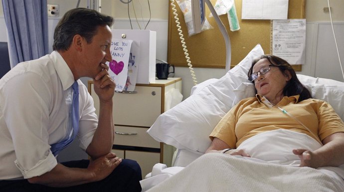 David Cameron habla con una paciente de un hospital