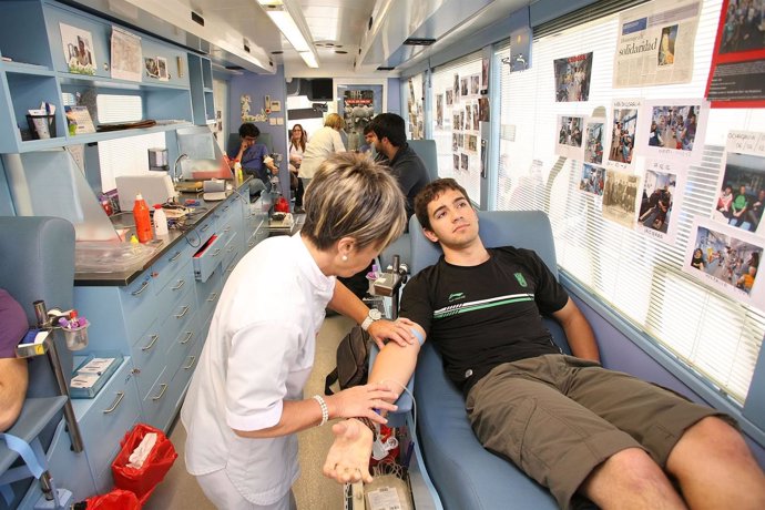 Un estudiante se extrae sangre en la campaña del año pasado.