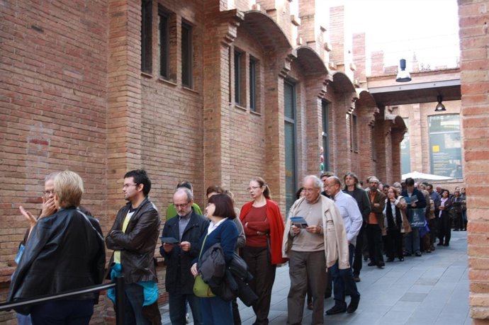 Colas Para Entrar En Las Exposiciones Del Caixaforum