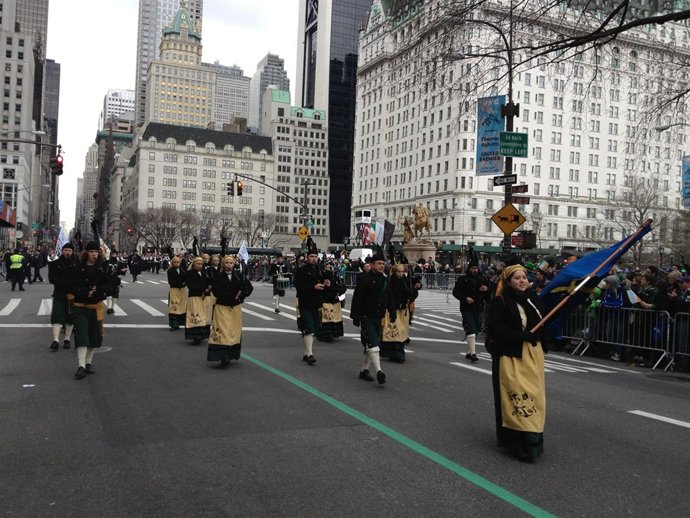 Componentes de la Reina del Truébano desfilan por la quinta avenida. 